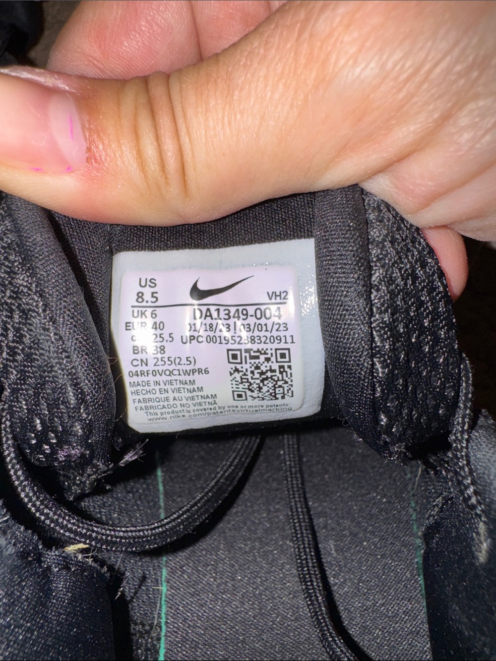 Nike Black and White Women’s Sneakers - Picture 7 of 7